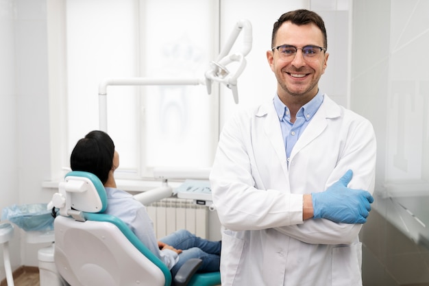 Dentista che fa un controllo sul paziente