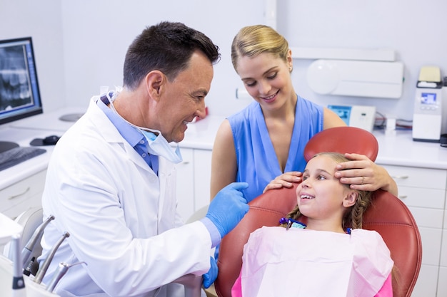 Dentista che interagisce con il giovane paziente