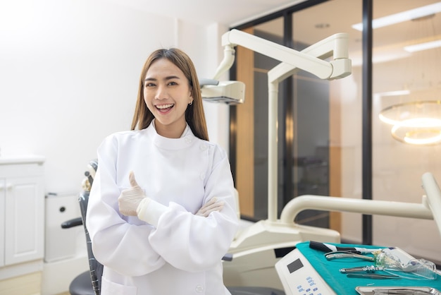 Dentista che mostra un modello di mascella e uno strumento dentale. La nozione di igiene orale