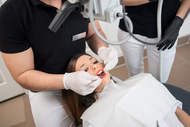 dentista che tratta i denti pazienti