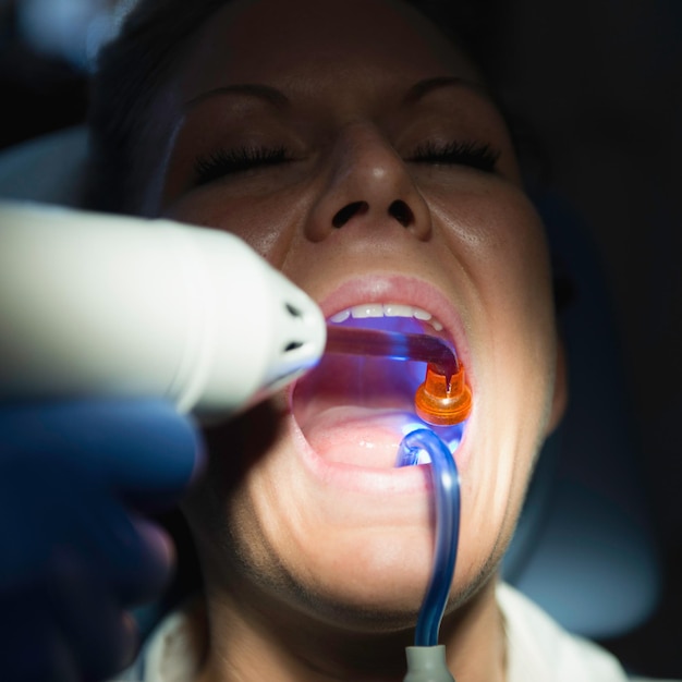 Dentista che utilizza la luce di guarigione