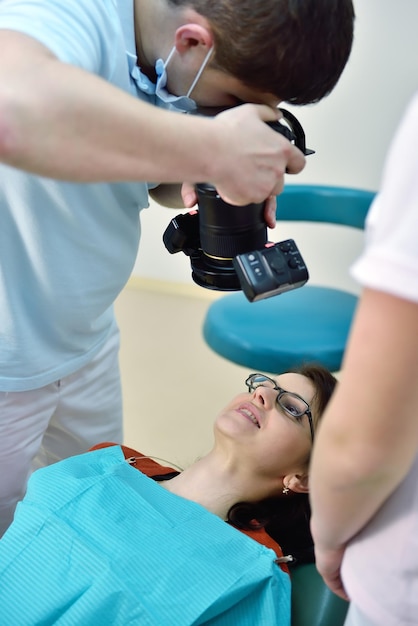 Dentista con riprese fotografiche di pazienti