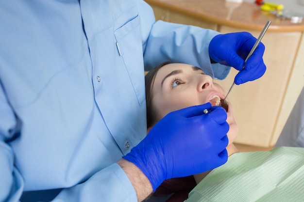 Dentista del medico con un paziente in clinica