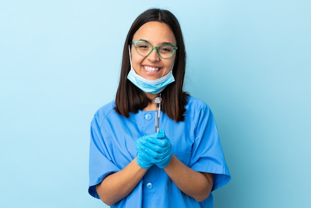 Dentista della donna in studio