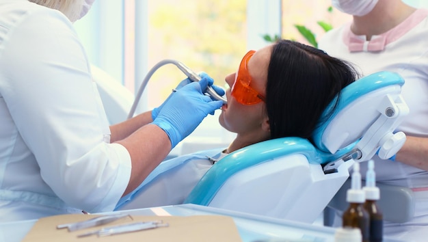 Dentista della giovane donna al lavoro nell'ufficio