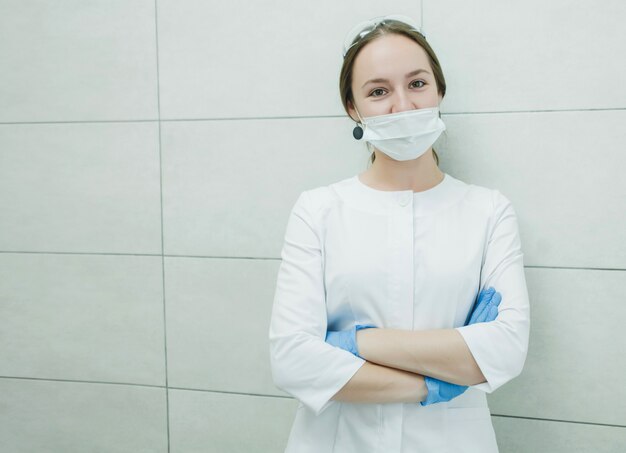 Dentista della giovane donna in camice