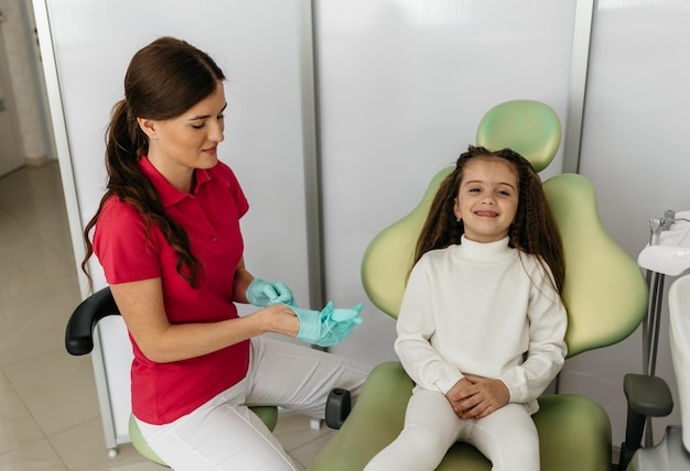 Dentista di salute dentale e ragazza felice nell'ufficio di odontoiatria