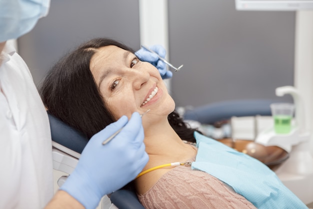 Dentista di visita della donna senior alla clinica dentale