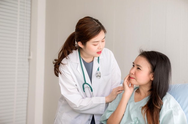 Dentista donna che parla con il paziente e si prepara al trattamento presso il centro dentistico