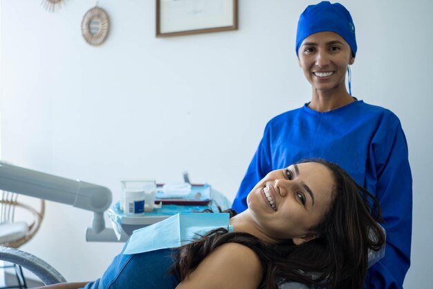 Dentista donna e il suo sorriso paziente guardando la telecamera