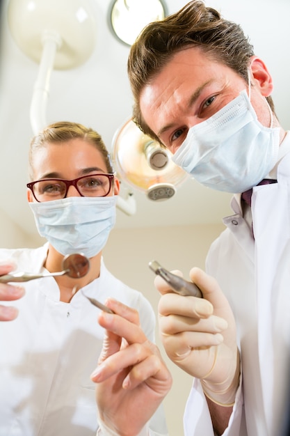 Dentista e assistente a un trattamento, dal punto di vista di un paziente