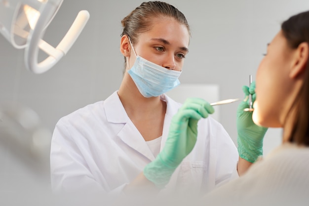 Dentista Examining Patient