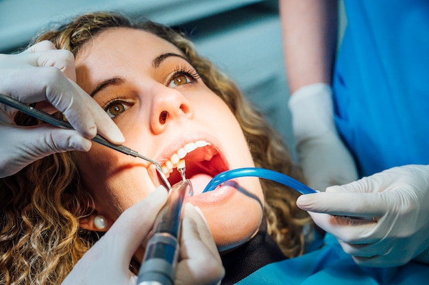 Dentista facendo pulizia dentale