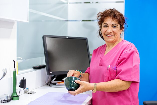 Dentista femminile al lavoro vicino al computer