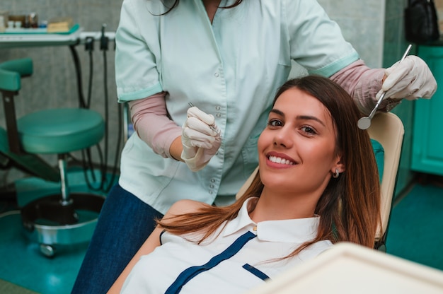 Dentista femminile con paziente felice alla clinica