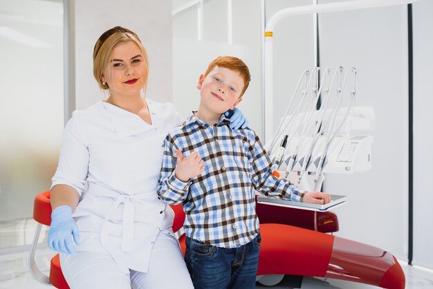 Dentista femminile e bambino in uno studio dentistico