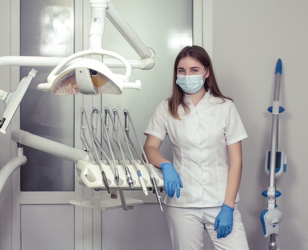 Dentista femminile in attesa del paziente nella clinica odontoiatrica