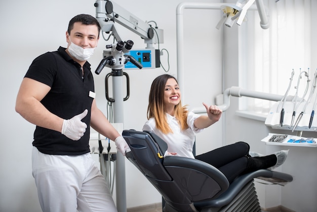 Dentista maschio che cura un paziente