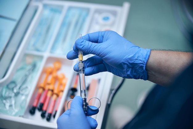 Dentista maschio che prende l'iniezione dell'antidolorifico per il trattamento