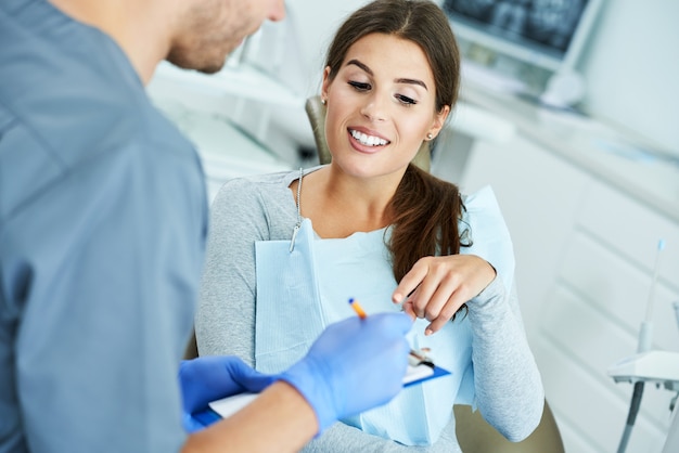 Dentista maschio e donna nell'ufficio del dentista
