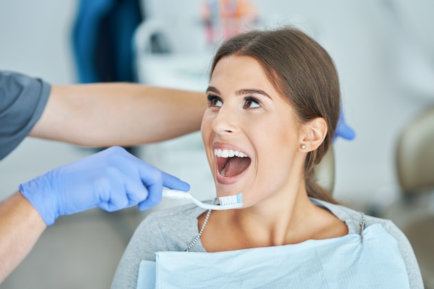 Dentista maschio e donna nell'ufficio del dentista