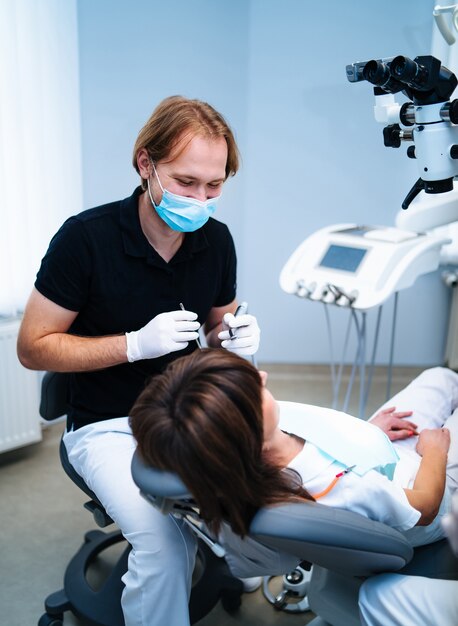 Dentista maschio e un paziente nell'ufficio di odontoiatria