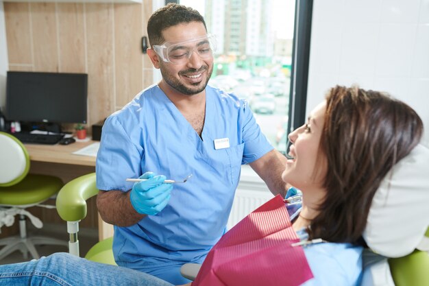 Dentista mediorientale che lavora