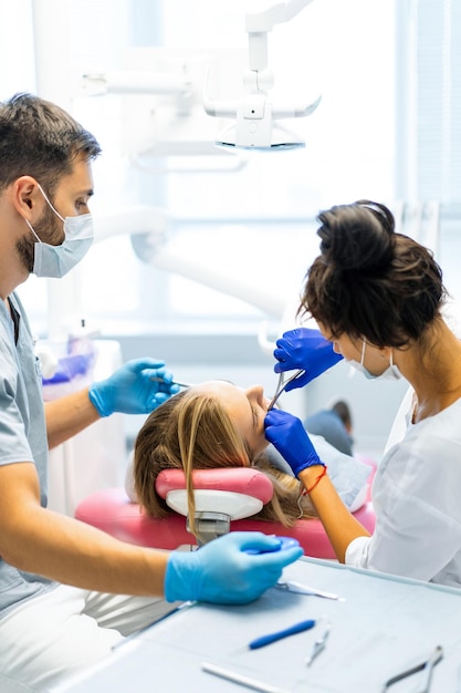 Dentista nel processo. Servizi dentali, studio dentistico, cure dentistiche.