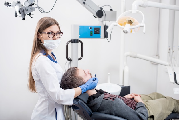 dentista nella clinica dentale