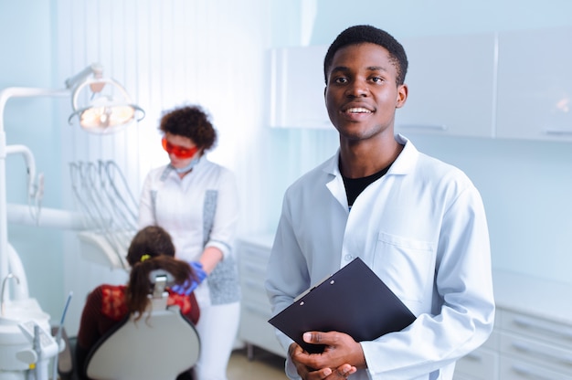 Dentista nero in una clinica dentale