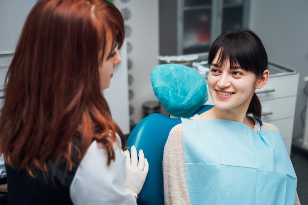 Dentista ospite paziente femminile attraente.