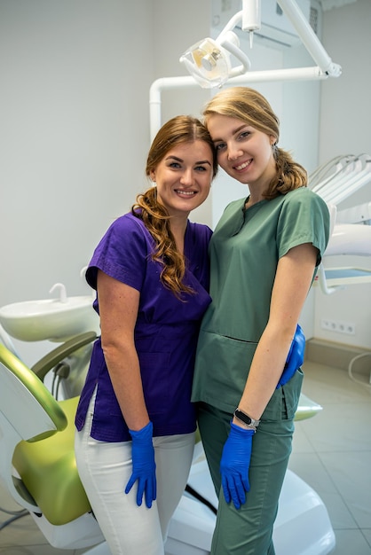 Dentista professionista e assistente in posa in clinica