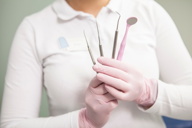 Dentista professionista femminile che lavora alla clinica dentale