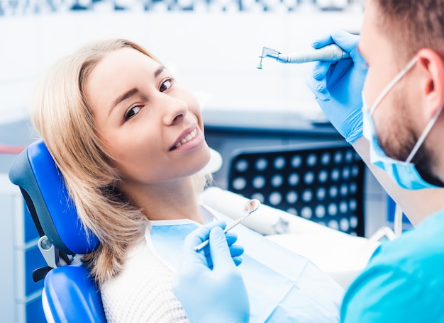 Dentista trattamento ragazza