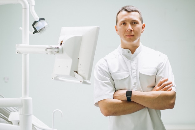 Dentista uomo in ufficio