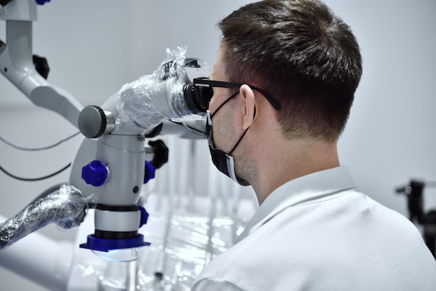 Dentista utilizzando il microscopio