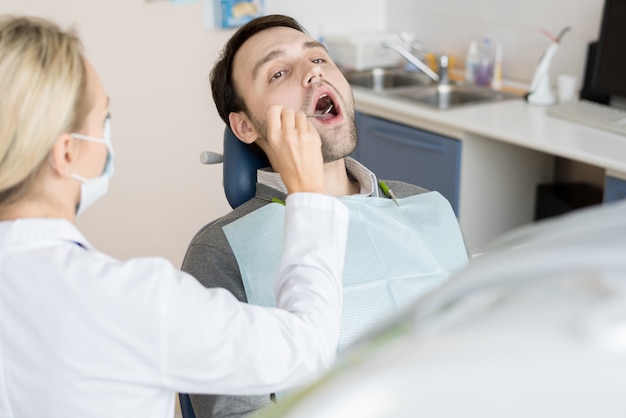 Dentista visita uomo