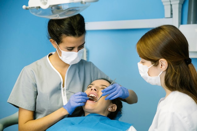 Dentisti che esaminano una donna incinta in clinica