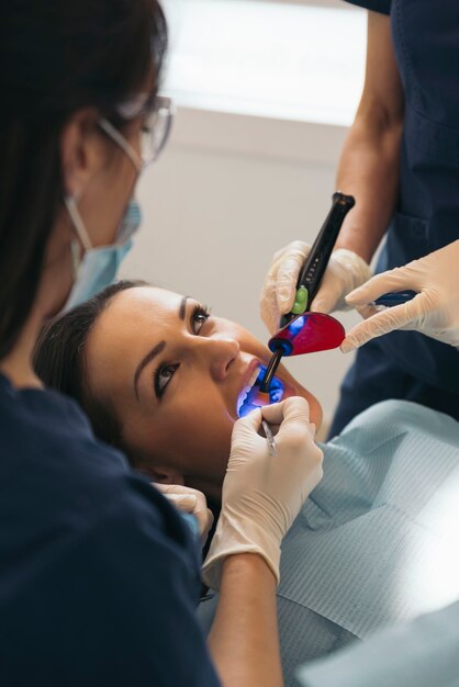 Dentisti con un paziente durante un intervento dentale. Concetto medico.