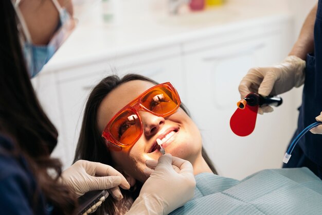 Dentisti con un paziente durante un intervento dentale. Concetto medico.