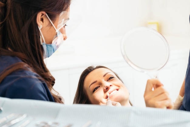 Dentisti con un paziente durante un intervento dentale. Concetto medico.