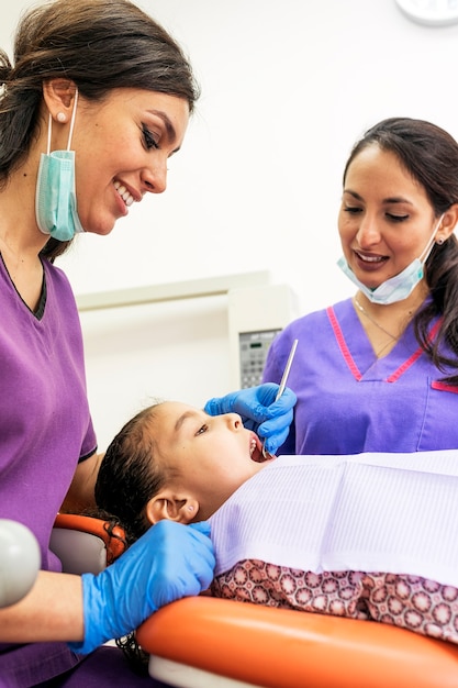 Dentisti durante un intervento dentale con un paziente. Concetto di dentista