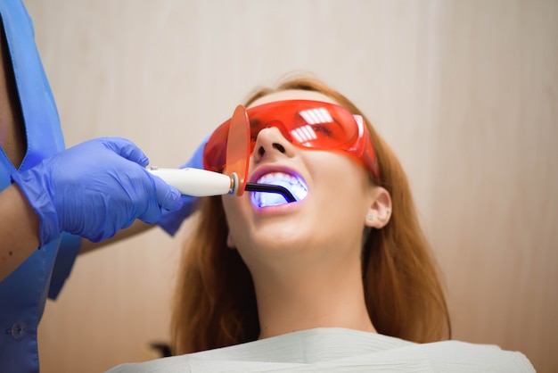 Dentisti femminili che trattano paziente