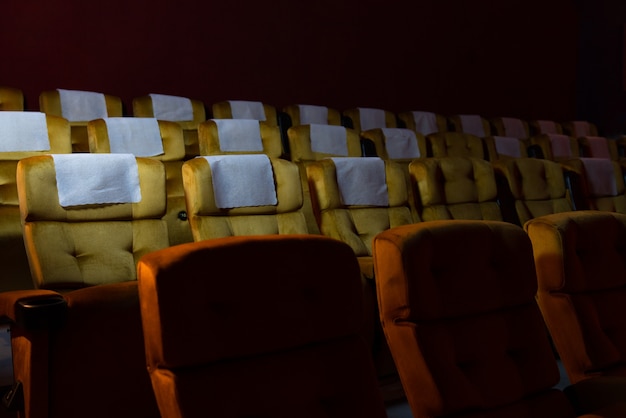 Dentro il cinema vuoto del cinema con i sedili gialli
