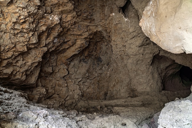 Dentro una grotta di montagna