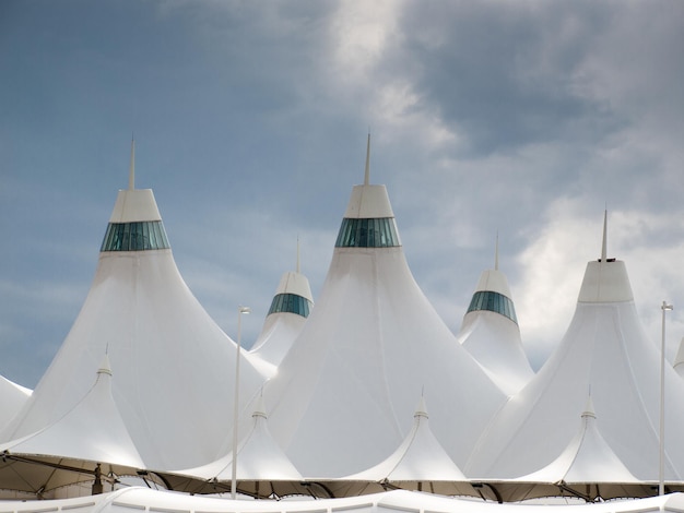 Denver International Airport ben noto per il tetto a punta. Il design del tetto riflette le montagne innevate.