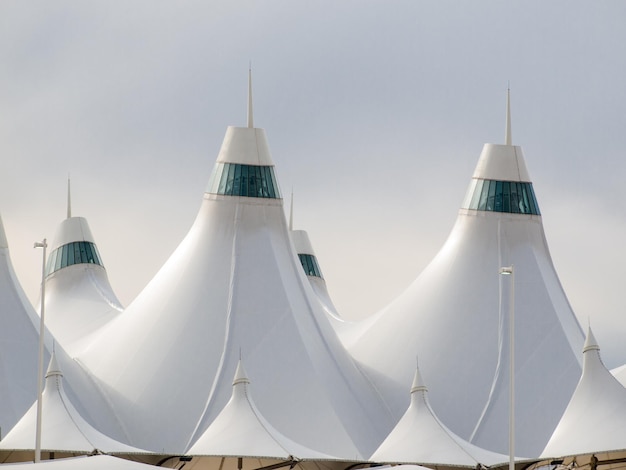 Denver International Airport ben noto per il tetto a punta. Il design del tetto riflette le montagne innevate.