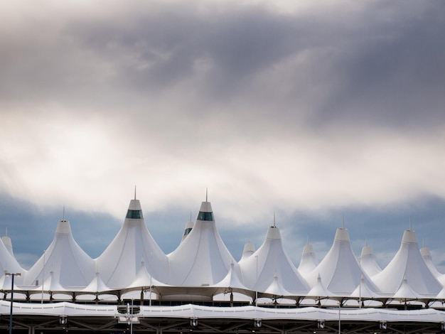 Denver International Airport ben noto per il tetto a punta. Il design del tetto riflette le montagne innevate.