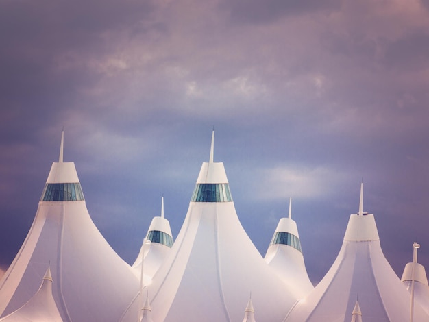 Denver International Airport ben noto per il tetto a punta. Il design del tetto riflette le montagne innevate.