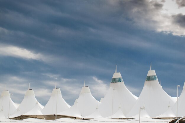 Denver International Airport ben noto per il tetto a punta. Il design del tetto riflette le montagne innevate.